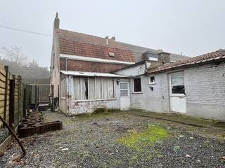 Renovatieproject op 767 m², met garage en uitweg.<br /><br />Deze woning heeft een betonstructuur! Belangrijk weetje bij het zien van deze te renoveren woning. Zoals u kan zien op de foto’s is deze woning niet meer actueel aan de huidige tendensen, wel heeft deze een aangename breedte en heeft deze veel potentieel.<br /><br />+ Zo is er een zijweg naast de woning. Ideaal voor groenafval of fietsen.<br />+ De woning staat op 767 m² grond<br />+ Er is een uitweg met momenteel een mini-atelier / grote garage. Diverse mogelijkheden op dit stuk.