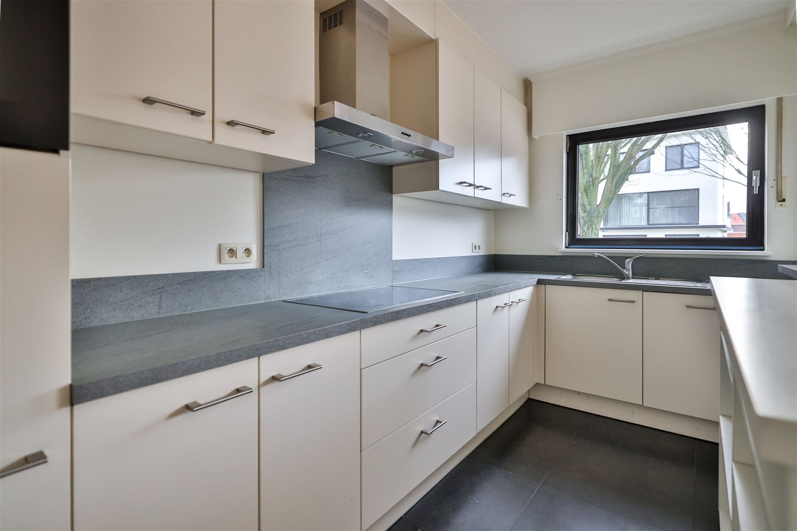 Ruim gelijkvloers appartement (105m²) met tuin en garagebox - foto 5