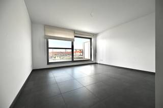 Dit instapklare duplex appartement met een bewoonbare oppervlakte van 102 m² combineert ruimte, comfort en een centrale ligging. Met 3 volwaardige slaapkamers en 2 badkamers biedt het een hoog wooncomfort, ideaal voor gezinnen of als kwaliteitsvolle investering.<br /><br />De lichtrijke leefruimte sluit naadloos aan op het zuidgericht terras van 8,5 m², waar u in alle rust van de zon kunt genieten. Dankzij de praktische indeling en verzorgde afwerking is het appartement meteen bewoonbaar.<br /><br />Het appartement is energiezuinig (EPC label A) en uitgerust met 4 zonnepanelen, wat resulteert in een lage energiekost. Daarnaast beschikt het gebouw over een fietsberging en zijn er laadpalen in de nabije omgeving aanwezig.<br /><br />Een absolute meerwaarde is de privatieve parkeerplaats en de mogelijkheid om er nog extra aan te kopen. Bovendien geniet u van lage gemeenschappelijke kosten, wat dit appartement extra aantrekkelijk maakt.<br /><br />Op zoek naar een zorgeloze investering of een kwaliteitsvolle woonst? Vraag nu meer informatie of uw bezoek aan.