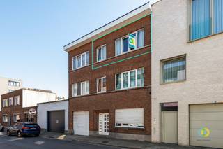 <p><span>Ontdek dit appartement gelegen in het centrum van Vilvoorde, op wandelafstand van het station, winkels en openbaar vervoer. Dankzij de centrale ligging en de lage gemeenschappelijke lasten vormt dit appartement een uitstekende opportuniteit voor zowel eigen bewoning als investering.</span></p><p><span>Het appartement bevindt zich in een kleinschalig gebouw, wat zorgt voor een aangename woonomgeving en beperkte kosten. Bovendien biedt het pand een interessant huurrendement. De huidige huurder zal het appartement verlaten, waardoor het snel beschikbaar kan zijn voor eigen gebruik of een nieuwe verhuur. De indeling is praktisch en comfortabel: via de inkomhal bereikt u het aparte toilet en de leefruimte. De leefruimte vormt één mooi geheel met de open keuken, wat zorgt voor een ruimtelijk en lichtrijk gevoel. Vanuit de keuken heeft u toegang tot een aangenaam terras met plaats voor twee stoelen, ideaal om even tot rust te komen. Naast de keuken bevindt zich de doucheruimte. Aan de andere zijde van het appartement vindt u de slaapkamer met aansluitend een dressing of bureauruimte, perfect voor thuiswerk of extra opbergruimte. Daarnaast beschikt het appartement over een handige kelder, ideaal als extra stockage. Een ideale opportuniteit voor starters, alleenstaanden of investeerders die op zoek zijn naar een centraal gelegen appartement met potentieel en een aantrekkelijk rendement.<br /><br /></span></p><p><span> </span></p>