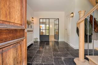 <h3><span>Ruimte, rust en eindeloze mogelijkheden</span></h3><p><span>Op zoek naar een woning die écht iets extra biedt? Deze perfect onderhouden villa combineert ca. 360 m² woonoppervlakte met een prachtig zuidwest georiënteerd perceel van 1.803 m². Een ruime, lichtrijke woning met vier slaapkamers, twee badkamers en een uitzonderlijk polyvalent bijgebouw.</span></p><p><span>De woning biedt alle comfort en ruimte voor een groot gezin. De aangename leefruimte kijkt uit over de tuin en sluit aan op een afzonderlijk bureau. Verder zijn er een volledig uitgeruste landelijke keuken, praktische wasplaats, bergruimte en badkamer. Op de verdieping bevinden zich drie ruime slaapkamers, een masterbedroom met dressing en een tweede badkamer. De ruime zolder biedt bovendien mogelijkheden als extra slaapkamer, hobbyruimte of mancave.</span></p><p><span>De absolute troef is het ruime bijgebouw, dat volledig werd ingericht en tal van mogelijkheden biedt. Denk aan een magazijn, kantoor, showroom, atelier, praktijkruimte, stockageruimte of kangoeroe-/zorgwoning. Ideaal dus voor wie wonen en werken wil combineren.</span></p><p><span>Ook buiten is het genieten: een prachtig aangelegde en onderhoudsvriendelijke tuin met terras, veel privacy en een optimale zuidwestelijke oriëntatie.</span></p><p><span>Gelegen aan de rand van de gegeerde Bloemenwijk, nabij scholen, winkels en belangrijke in- en uitvalswegen.</span></p><p><span>Een uitzonderlijk eigendom voor wie ruimte, kwaliteit én mogelijkheden zoekt.</span></p>