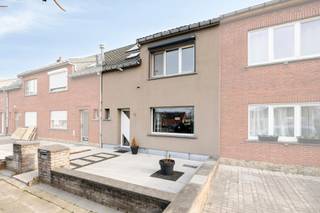 <p>Wonen op een plek waar kinderen nog zorgeloos buiten spelen en buren elkaar kennen. Aan het Adrien Dezaegerplein in Willebroek vind je deze volledig gerenoveerde en energiezuinig geïsoleerde woning, klaar om zonder zorgen jouw nieuwe thuis te worden.</p><p></p><p>Je komt binnen in een verzorgde inkomhal met gastentoilet, die je meteen leidt naar de lichte leefruimte. Hier zorgt de airco voor extra comfort op warme dagen en vloeit het geheel naadloos over in de open keuken, een gezellige plek waar koken en samenzijn vanzelf samenkomen. De kelder biedt praktische extra bergruimte voor alles wat je graag uit het zicht houdt.</p><p></p><p>Op de eerste verdieping wachten drie slaapkamers die zich perfect lenen als rustige slaap- of werkplekken. De badkamer is verzorgd en functioneel ingericht, zodat je elke dag comfortabel begint en afsluit.</p><p>Achteraan ontdek je een mooi aangelegde tuin waar je in alle rust kan genieten van frisse lucht en groene momenten. De ruime garage achteraan vormt een echte troef en biedt plaats voor wagen, fietsen en hobby’s. Dankzij de recente renovaties, het nieuwe dak, de gevelisolatie voor- en achteraan en de zonnepanelen uit 2024 woon je hier bovendien energiezuinig, met een EPC dat nog van vóór deze installatie dateert.</p><p>1</p><p>Een warme, instapklare woning op een bijzonder kindvriendelijke locatie waar je je meteen thuis voelt. Kom de sfeer zelf ontdekken tijdens een bezoek.<br /><br />Aarzel niet en kom deze instapklare woning bezichtigen, plan je bezoek in via onze website!</p>