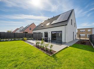 RECENTE BEN-WONING (2022) gelegen nabij het populaire RECREATIEDOMEIN DE GAVERS te Geraardsbergen. Deze MODERNE GEZINSWONING werd gebouwd volgens...