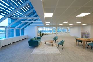 Volledig gerenoveerd moderne instapklare kantoorruimte van 800 m² te huur nabij de R0 waardoor de E40 en E19 makkelijk te bereiken zijn via...