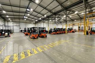Logistiek magazijn met een oppervlakte van<strong> 3.128 m² </strong>in Wilrijk. Uitstekend gelegen langs de snelweg A12.<br /><br />De ruimte beschikt over <strong>4 loading docks</strong> en een gelijkvloerse overheaddeur, wat zorgt voor maximale flexibiliteit bij laden en lossen. Met een indrukwekkende <strong>vrije hoogte van 10 meter</strong> en een <strong>vloerbelasting van 4 ton/m² </strong>is het pand uitermate geschikt voor opslag, distributie en lichte productieactiviteiten.<br /><br />Het gebouw is voorzien van gasgestookte verwarming via thermoblokken, wat bijdraagt aan een aangenaam werkklimaat. Daarnaast zijn er <strong>25 parkeerplaatsen</strong> beschikbaar op eigen terrein, ideaal voor zowel personeel als bezoekers.<br /><br />Op het gebied van veiligheid en beveiliging is het pand volledig uitgerust met brandslanghaspels, rookluiken, een inbraakalarmsysteem en een volledig omheind terrein, waardoor uw bedrijfsvoering in een veilige omgeving kan plaatsvinden.<br /><br />Beschikbaar vanaf <strong>20/08/2026! </strong><br /><br />Contacteer <strong>PANORAMA B2B</strong> voor bijkomende inlichtingen of een vrijblijvend plaatsbezoek<strong> 03 225 03 03.</strong>