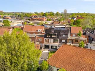 Dit duplex appartement met enorm veel natuurlijke lichtinval en ruime zuidgerichte terras biedt tal van andere troeven...ONTDEK HET APPARTEMENT VIA...