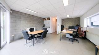 Goed gelegen verwarmd magazijn met kantoor aan het industrieterrein van Paal-Beringen.<br />Centraal gelegen nabij de autostrade.<br /><br />KANTOOR (+/- 44m2):<br />Open bureelruimte met veel lichtinval aan de voorzijde met aparte ingang en met doorgang naar het magazijn.<br />Kenmerken:<br />- kitchenette<br />- systeemplafond met verlichting<br />- voorziening alarm<br />- apart toilet met handwasbakje<br />- verwarming op aardgas met radiatoren<br /><br />VERWARMD MAGAZIJN (+/- 478 m2) opgesplits in +/- 328 m2 en een lager gelegen gedeelte achteraan van +/- 150 m2:<br />Magazijn vooraan (328 m2):<br />- met automatische sectionaalpoort (hoogte: 4,5m),<br />- betonvloer<br />- warmeluchtblazer op aardgas<br />- drijfkracht aanwezig,<br />- vrije hoogte: 5,50m<br /><br />Magazijn achteraan (+/- 150 m2):<br />- bereikbaar via enkele tredes<br />- hoogte tussen 4,50 m en 3,80 m.<br />- betonvloer<br /><br />Onroerende voorheffing is ten laste van de huurder.<br />Onkosten voor het groenonderhoud zijn inbegrepen in de huurprijs.<br /><br />Beschikbaar vanaf oktober 2026.<br /><br />Benieuwd? Contacteer ons voor meer info of een bezoek.<br />Optie M vastgoed I 011/23 11 01 I lize@optie-m.be<br />
