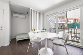 <p>In een rustige éénrichtingsstraat, op wandelafstand van het strand, de duinen, winkels en de tram, bevindt zich deze volledig vernieuwde studio. Een unieke kans om te investeren in een instapklaar en energiezuinig pand op een toplocatie aan de kust.</p>
<p>De studio is compact maar slim ingedeeld met een lichtrijke leefruimte, een moderne open keuken en een stijlvol afgewerkte badkamer met inloopdouche. Alles werd van A tot Z vernieuwd, zodat je zonder zorgen kan verhuren of bewonen.</p>
<p>Met een warmtepomp en een EPC-label B geniet je van lage energiekosten en beperkte gemeenschappelijke lasten.</p>
<p></p>
<p><strong>Investeringspotentieel</strong></p>
<p>Dankzij de grote vraag naar tweede verblijven en vakantiewoningen in Bredene combineert dit pand <strong>zorgeloos eigenaarschap met een aantrekkelijk rendement</strong>. Afhankelijk van de verhuurstrategie kan de opbrengst variëren van een <strong>stabiel rendement (ca. 3–4%)</strong> bij klassieke verhuur tot een <strong>zeer interessant rendement (ca. 6–8%)</strong> bij actieve korte termijn verhuur.</p>
<p>Bovendien is er de mogelijkheid om meerdere studio’s of appartementen in hetzelfde gebouw aan te kopen, wat dit project extra interessant maakt voor investeerders die hun portefeuille willen uitbreiden.</p>
<p></p>
<p><strong>Troeven</strong></p>
<ul>
<li>
<p>Volledig vernieuwd en instapklaar</p>
</li>
<li>
<p>Energiezuinig (EPC B) met warmtepomp</p>
</li>
<li>
<p>Rustige ligging vlak bij strand, duinen, winkels en tramhalte</p>
</li>
<li>
<p>Interessant rendement bij zowel lange als korte termijn verhuur</p>
</li>
<li>
<p>Mogelijkheid tot aankoop van meerdere units in hetzelfde gebouw</p>
</li>
</ul>