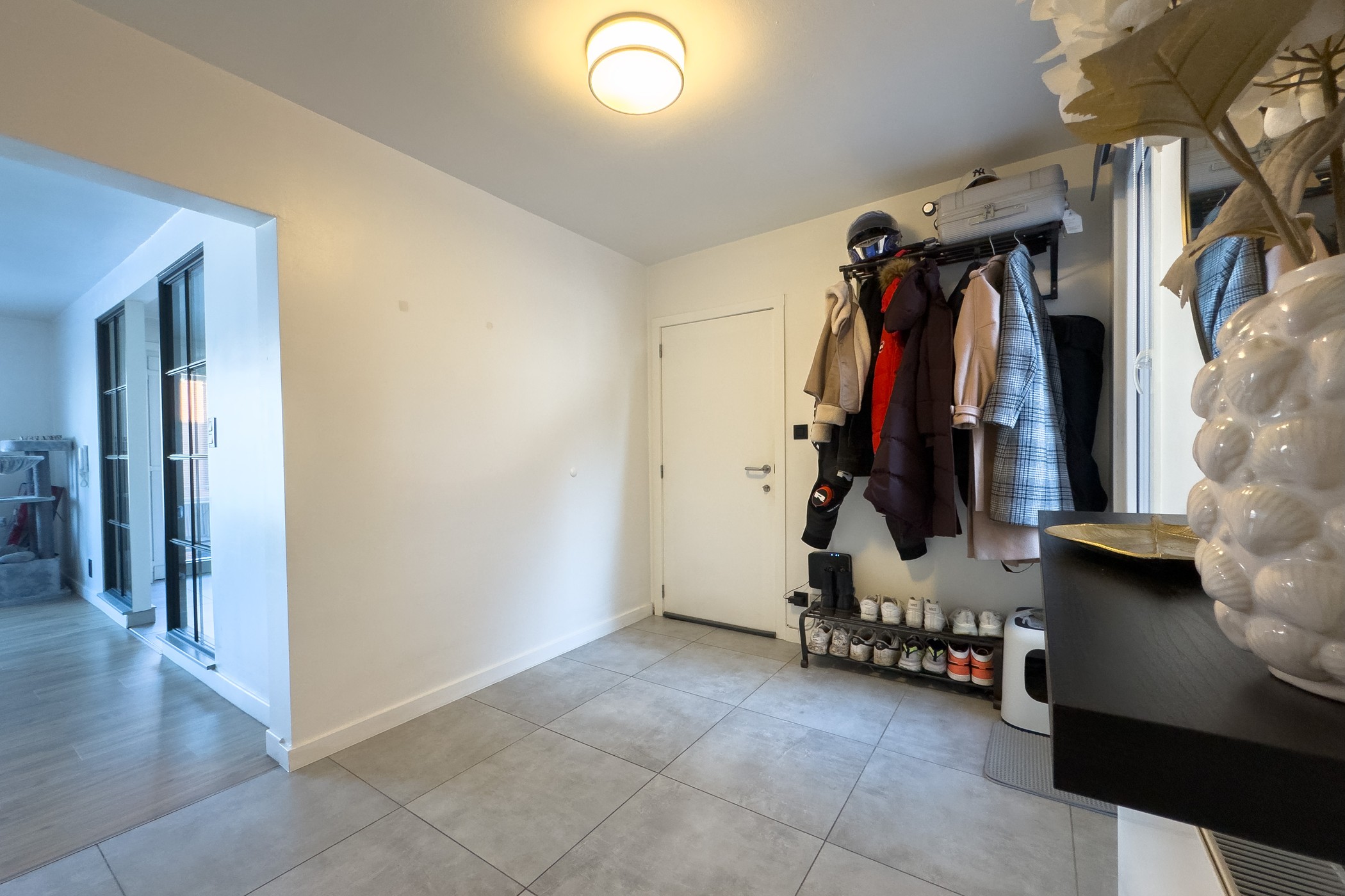 Volledig gerenoveerd appartement met terras en autostaanplaats nabij Sint-Niklaas! - photo 4