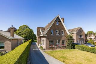 <p><span>BEZOEKMOMENT OP AFSPRAAK – ZATERDAG 13/06</span></p><p><span>Neem contact op met Quinten van Immo Zone op 0485/02.48.04 – quinten@immo-zone.be voor meer informatie of een bezichtiging.</span></p><p><span> </span></p><p><span>Laat je betoveren door deze karaktervolle villa in Schellebelle. Deze woning combineert rust, ruimte en privacy met een uitstekende bereikbaarheid door gelegen te zijn op wandelafstand van winkels, scholen, het station en verschillende restaurants en cafés. Dankzij de nabijheid van natuur en fiets- en wandelroutes langs de Schelde geniet je hier van een ideale combinatie van comfort en groen. Ideaal voor wie wil genieten van een rustige residentiële omgeving zonder in te boeten aan comfort en connectiviteit.</span></p><p><span> </span></p><p><span>Bij het betreden van de woning word je verwelkomd in een stijlvolle inkomhal, waar meteen de prachtige trap opvalt. De lichtrijke leefruimte biedt alle comfort voor gezellige momenten en de warme uitstraling van de authentieke parketvloer springt direct in het oog. De aparte eetkamer met directe toegang tot de ingerichte keuken en het terras nodigen uit tot lange diners en ontspannen avonden. Verder is er nog een gastentoilet en handige bergruimte onder de trap.</span></p><p><span> </span></p><p><span>Op de bovenverdieping vind je drie volwaardige slaapkamers, een apart toilet en een ruime badkamer voorzien van zowel een inloopdouche als een ligbad en lavabo. Naar opbergruimte geen gebrek, want met een droge kelder en grote zolderruimte is er plek in overvloed. </span></p><p><span> </span></p><p><span>Ook buiten stelt deze eigendom niet teleur: een uitgestrekte privatieve tuin biedt tal van mogelijkheden voor ontspanning. Daarnaast zijn er een aparte bergplaats en een dubbele garage aanwezig.</span></p><p><span> </span></p><p><span>- EPC: 208 kWh/m²jaar – label C<br />-KEI conform<br />-Dubbele beglazing met houten omkadering</span></p><p><span> </span></p><p><span>Deze woning is momenteel verhuurd, waardoor het naar investering ook een interessante aankoop kan vormen. </span></p><p><span> </span></p><p><span>Ben je op zoek naar een instapklare ruime woning met uitzonderlijk veel buitenruimte? Dan is dit pand in Schellebelle absoluut een bezoek waard!</span></p><p><span> </span></p><p><span>Alle documenten zijn reeds te raadplegen via de website van Immo Zone.</span></p><p><span> </span></p>