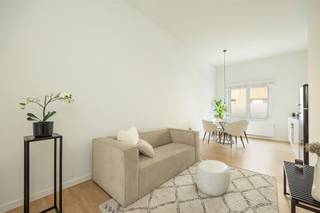 <p><span> </span></p><p><span>Op zoek naar een volledig gerenoveerd gelijkvloers appartement op een toplocatie in Antwerpen-Noord?  Dan zit je hier helemaal goed. Dit lichtrijke appartement combineert een strakke, hedendaagse afwerking met een praktische indeling en een fijn terras achteraan. Ideaal voor starters, jonge koppels of alleenstaanden die hun eerste eigen stek zoeken in een levendige buurt, vlak bij alles wat de stad te bieden heeft.</span></p><p><span> </span></p><p><span>Strak wonen met veel licht</span></p><p><span>Je komt binnen in de ruime leefruimte waar salon en eetplaats moeiteloos samenkomen. Dankzij de grote raampartijen baadt de ruimte in natuurlijk licht en zorgt de warme parketvloer meteen voor een gezellige sfeer. De open keuken sluit hier perfect bij aan en is volledig uitgerust met een composiet werkblad, inductievuur met geïntegreerde dampkap, oven, vaatwasser en spoelbak. Koken en leven vloeien hier mooi in elkaar over.  Bovendien vind je verder een handige berging met aansluiting voor wasmachine en extra opbergruimte, netjes afgewerkt met een gietvloer in betonlook. Het aparte toilet is eveneens strak afgewerkt. De deuren dragen extra bij aan de moderne uitstraling in het appartement.</span></p><p><span> </span></p><p><span>Rustige slaapkamers &amp; moderne badkamer</span></p><p><span>Achteraan het appartement bevinden zich twee slaapkamers. De grootste slaapkamer kijkt uit op de gezellige stadstuin en is heerlijk rustig. De tweede kamer is perfect als bureau, dressing of kinderkamer. Beide kamers en de nachthal zijn afgewerkt met een gietvloer in betonlook.  De badkamer is compact maar kwalitatief ingericht, met een inloopdouche met regendouche, een lavabomeubel met twee lades, handdoekdroger en ventilatiesysteem. Alles werd smaakvol en praktisch aangepakt.  </span></p><p><span>Via de lichtrijke nachthal heb je bovendien toegang tot de fijne stadstuin van ca. 14 m²: een leuke buitenplek om te ontspannen, een koffietje te drinken of eventueel wat groen toe te voegen aan je stadsleven.</span></p><p><span> </span></p><p><span>Levendige buurt met alles dichtbij</span></p><p><span>Je woont hier in Antwerpen-Noord, vlakbij Park Spoor Noord, op een locatie waar alles binnen handbereik ligt. Openbaar vervoer, supermarkten, scholen en speelpleintjes bevinden zich op wandelafstand. Een buurt die volop in beweging is, met leuke adresjes en een vlotte verbinding naar het centrum en daarbuiten.  Dit is zo’n plek waar je meteen ziet hoe fijn stads wonen kan zijn.</span></p><p><span> </span></p><p><span> </span></p>