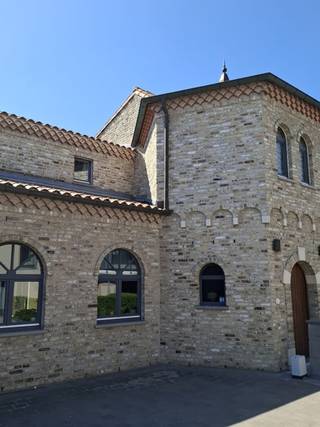 In het charmante Uitbergen ontdekt u deze uitzonderlijk ruime woning in Spaanse stijl, afgewerkt met kwalitatieve materialen én voorzien...