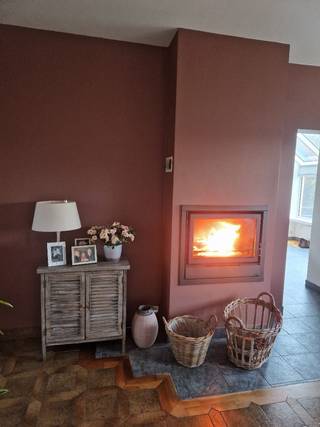 Deze vrijstaande woning, type villa, bevat een hoofdgebouw en een bijgebouw in dezelfde bouwstijl. Ze is gelegen op een perceel van 912 m² en heeft een vrij zicht op de weiden en velden achter de woning.
De woning is volledig omgeven door groen met als blikvanger een mooi aangelegde volgroeide tuin (NO gericht) met 2 grote terrassen, waarvan 1 overdekt.
De hoofdwoning heeft, op de eerste verdieping, 3 verwarmde ruime slaapkamers en een toilet. Daarboven bevindt zich een zolder, bereikbaar via een uitschuifbare trap in de nachthal.
Op het gelijkvloers bevinden zich de inkom met trap, een gastentoilet, de woonkamer met een doorkijkhaard op hout, de keuken en de badkamer.
Er is tevens een droge kelder aanwezig met daarin de verwarmingsinstallatie (aardgas) en een waterontharder. Ook zo goed als alle toe-en afvoerleidingen lopen via de kelder, wat U breekwerk bespaart bij problemen.
Het dak van de woning werd vernieuwd (incl isolatie) in 2016. Bovendien is de zoldervloer geïsoleerd en werd overal HR glas (2019 tem 2025, vooraan ook geluidswerend) in isolerende alu profielen aangebracht. De buitendeuren in hout zijn geïsoleerd en inbraakbestendig. Er zijn 10 recente (2023) zonnepanelen aanwezig op het bijgebouw. Dit alles vertaalt zich in een gunstige EPC waarde “C” (227 kWh/m²jaar.).
Het bijgebouw (2 verdiepingen) wordt momenteel als opslagruimte/garage gebruikt.
Achter het bijgebouw bevinden zich een tuinberging.
De woning beschikt over een regenwaterput.
De woning is uitgebreid te bezoeken na afspraak en dit op zaterdag 12/9, zondag 13/9 of maandag 14/9, telkens van 10u tem 16u.
Gelieve een bezoek aan te vragen via mail naar veerle.diependaele@telenet.be.
U zal de kans krijgen een eenmalig bod uit te brengen.
De woning wordt verkocht zonder tussenkomst van een makelaar.