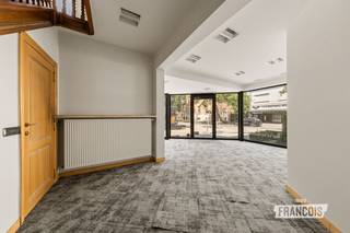 Langs één van de drukste invalswegen van Assebroek bevindt zich dit veelzijdige handelspand met ruim duplexappartement. Een eigendom die jarenlang dienst deed als voormalige begrafenisonderneming en vandaag een uitzonderlijke opportuniteit biedt voor ondernemers, investeerders of zelfstandigen die op zoek zijn naar een combinatie van wonen en werken op een commerciële toplocatie.<br /><br />Het gebouw omvat een commercieel handelsgelijkvloers van maar liefst 260 m², dat dankzij de open indeling volledig naar eigen wensen kan worden ingericht. De ruimte beschikt over een inpandige garage met automatische sectionaalpoort, een gastentoilet en tal van mogelijkheden voor uiteenlopende commerciële activiteiten, een showroom, praktijkruimte, kantoor of vrij beroep. De uitstekende visibiliteit en vlotte bereikbaarheid maken van deze locatie een ideale uitvalsbasis voor elke onderneming.<br /><br />Aansluitend bevindt zich een kelderverdieping van circa 40 m², ideaal als opslagruimte of archief.<br /><br />Het handelsgelijkvloers wordt aangevuld met een ruim duplexappartement van circa 186 m², waardoor deze eigendom zich uitstekend leent voor wie wonen en werken wenst te combineren. Op de eerste verdieping bevindt zich een lichtrijke leefruimte met aansluitende keuken, een aangenaam terras, een bureau of eerste slaapkamer, een badkamer en een afzonderlijk gastentoilet. De tweede verdieping beschikt over drie volwaardige slaapkamers.<br /><br />Dankzij de royale oppervlaktes, de flexibele indeling en de combinatie van een ruime handelsruimte met een volwaardig appartement biedt dit pand tal van mogelijkheden. Of u nu op zoek bent naar een eigendom om wonen en werken te combineren, een commercieel pand met ruime woongelegenheid of een interessante investering met toekomstpotentieel, deze eigendom vormt een unieke kans.<br /><br />Een veelzijdig pand met karakter, ruimte en commerciële troeven op een uitstekende locatie in Assebroek. Ontdek tijdens een bezoek zelf de vele mogelijkheden die deze eigendom te bieden heeft.<br /><br />Interesse? Contacteer Demetrio voor een bezoek via demetrio@immofrancois.be<br /><br /> of 0474 90 37 80.<br /><br />