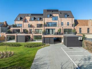 Maak kennis met dit uitzonderlijk BEN-nieuwbouw dakappartement in het project Jamalie met 3 slaapkamers, een bewoonbare oppervlakte van 131 m2 en een terras van 12 m2.  Gmo/Gvkr/Gvv/Vg/Wg
Bijzonderheden : 
- lift tot in het appartement
- duurzame energie, vloerverwarming met warmtepomp, zowel verwarmen als koelen.
- E-peil 20 : korting van 50% op de onroerende voorheffing gedurende 5 jaar.
- grote raampartijen voor veel lichtinval.
- mooi vrij uitzicht op het groen.
- gezamenlijke tuin.
- badkamer met ligbad en inloopdouche.
- bovengrondse staanplaats inbegrepen in de prijs.
- staanplaats in de ondergrondse garage + berging is verplicht aan te kopen.
- mogelijkheid tot kopen aan 6%, ook voor investeerders mits aan de voorwaarden voldaan wordt.
- met staanplaats 2