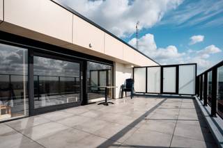 Op zoek naar een appartement met het mooiste zicht van Waregem? Dit één-slaapkamer appartement in Residentie De Regenboog biedt een...