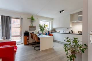 Dit mooie en volledig vernieuwde appartement in hartje Tielt vinden we terug op de eerste verdieping van residentie Ter Halle en is bereikbaar met...