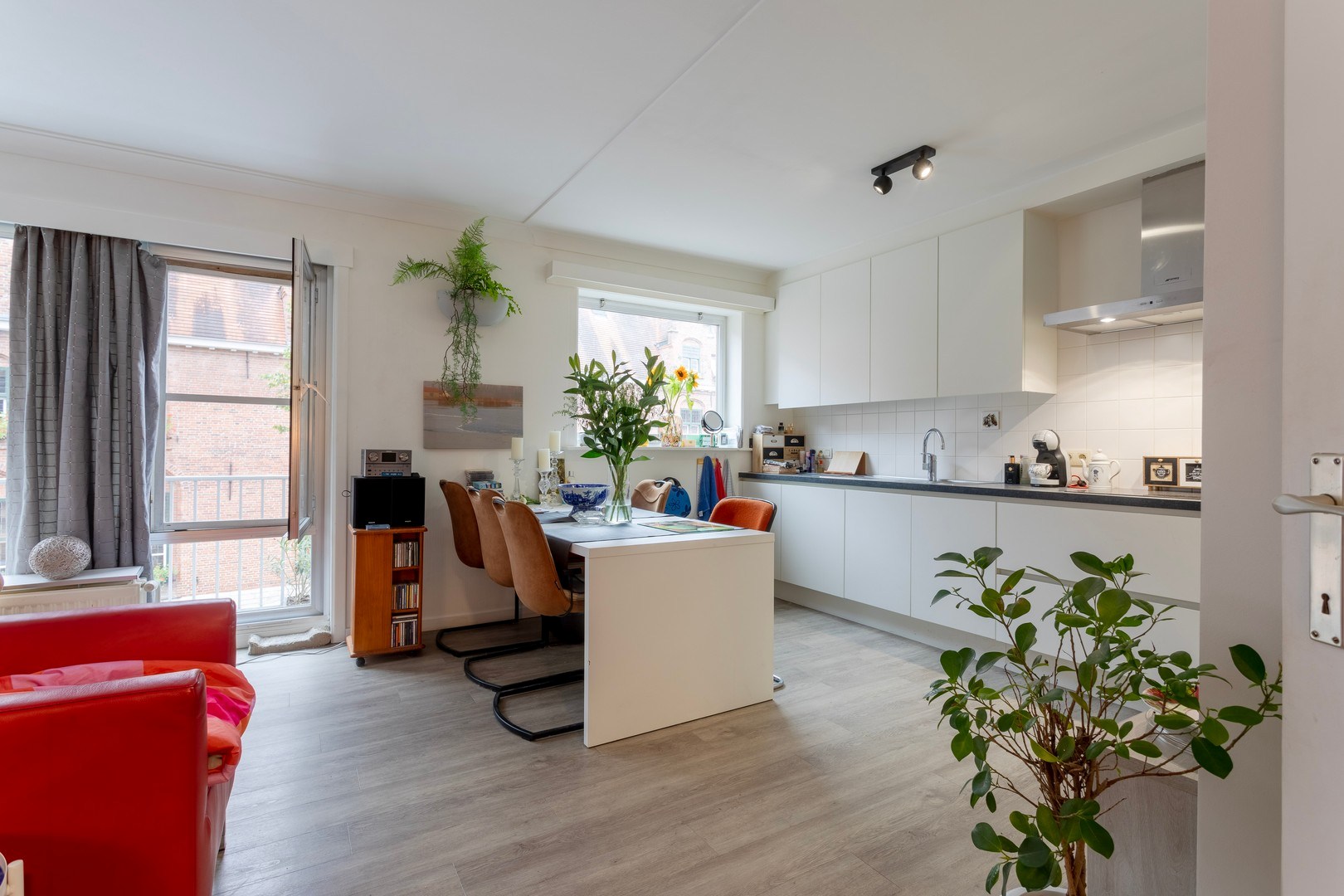 Volledig gerenoveerd twee-slaapkamerappartement in het centrum van Tielt. - foto 3