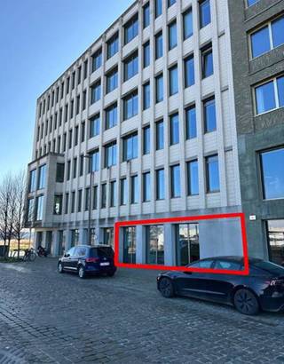 Te huur: Prachtig kantoor van ca. 190m² op de gelijkvloerse verdieping in de Madrasstraat, gelegen aan het Houtdok in Antwerpen. Het kantoor is volledig instapklaar en bemeubeld, waardoor het meteen geschikt is voor gebruik. De ruimte biedt een moderne en professionele werkomgeving, perfect voor bedrijven die op zoek zijn naar een centrale locatie in Antwerpen. Dankzij de ruime parkeermogelijkheden rondom het gebouw is er voldoende plaats voor zowel personeel als bezoekers. De locatie is goed bereikbaar en biedt een vlotte verbinding naar de belangrijkste invalswegen. Ideaal voor bedrijven die efficiëntie en comfort hoog in het vaandel dragen. Aarzel niet om contact op te nemen voor een bezichtiging!