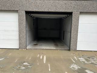 De bovengrondse garagebox is gelegen in de Kerkstraat te centrum Middelkerke. Ideale investering aan de kust. De garagebox is 14m2 en is voorzien van een elektrische poort. <br /><br />Afmetingen: <br />Breedte: 2,74m<br />Hoogte: 2m<br />Diepte: 4,96m<br />Poort breedte: 2,5m<br /><br />Bovendien is er elektriciteit aanwezig en verlichting.<br /><br />Bent u geïnteresseerd in deze garage te koop? Aarzel niet en leg vandaag nog uw bezoek vast!<br /><br />Bestuursmaatregelen in het maatregelenregister: nee