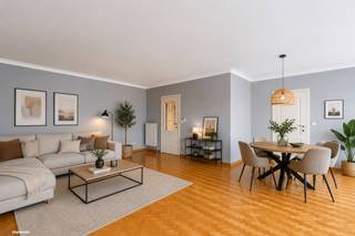 Dit ruime en <strong>lichtrijke appartement</strong> geniet van een <strong>uitstekende ligging</strong> in Sint-Niklaas, vlak bij winkels, openbaar vervoer, het treinstation en met een vlotte verbinding naar de snelwegen. Een ideale uitvalsbasis voor wie centraal wil wonen met alle voorzieningen binnen handbereik.<br /><br />Bij binnenkomst word je verwelkomd in een <strong>stijlvolle inkomhal</strong> met marmeren vloer en een gastentoilet. Vanuit hier bereik je een lichtrijke leefruimte die dankzij de grote raampartijen baadt in natuurlijk licht. De leefruimte sluit aan op de gesloten keuken, voorzien van voldoende werk- en opbergruimte, met daarnaast een praktische <strong>berging </strong>voor extra comfort.<br /><br />Het appartement telt <strong>drie slaapkamers </strong>waarvan de master bedroom beschikt over een <strong>ensuite badkamer</strong> met douche, terwijl een <strong>tweede badkamer</strong> is uitgerust met een ligbad.<br /><br />Achteraan biedt het <strong>zonnige terras</strong> uitzicht op de verzorgde, aangelegde tuin, waar je in alle rust kan genieten van de buitenlucht.<br /><br />Verder beschik je over een comfortabele ondergrondse autostaanplaats en een afgesloten privéberging, beide inbegrepen in de vraagprijs.<br /><br />Met zijn centrale ligging, functionele indeling en aangename buitenruimte is dit appartement<strong> instapklaar</strong> en klaar om jouw nieuwe thuis te worden.<br /><br />Ontdek zelf de troeven van dit appartement en neem vandaag nog contact met ons op voor een bezoek: 03 502 98 74 of emily@claves.be.<br /><br />