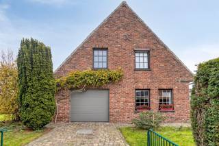 Goed onderhouden, rustig gelegen open bebouwing op een perceel van 556 m². Indeling: inkom, apart toilet met lavabo, zonnige living met houtcassette, ingericht open keuken (nieuw), grote koele berging, ruime garage met nieuwe sectionale poort, droge kelder. Verdieping: 3 slaapkamers en een ruime badkamer voorzien van ligbad, lavabo en toilet. 2 bergruimtes aan de zijkant onder het schuine dak. Aangelegde, zuid-oost geörienteerde tuin met tuinhuis. Cv ketel 10 jaar terug vernieuwd.