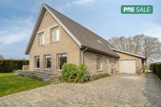 This beautifully renovated house is located in the quiet Oeselgem district of Dentergem. This detached house sits on a spacious plot of...