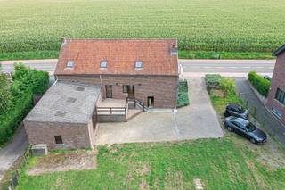 <p>Op zoek naar rust, ruimte en karakter, op een boogscheut van het pittoreske centrum van Sint-Anna-Pede?<br />Deze landelijke woning op een perceel van <strong>19a15</strong> biedt u tal van mogelijkheden in een unieke, groene omgeving.</p>
<p><strong>Indeling gelijkvloers:</strong><br />Bij het betreden van de woning komt u binnen in een <strong>ruime inkomhal</strong> die toegang biedt tot de verschillende leefruimtes. De <strong>lichtrijke woonkamer</strong> met prachtig <strong>zicht op de omliggende velden</strong> nodigt uit tot gezelligheid en ontspanning. Aansluitend bevindt zich een <strong>geïnstalleerde bulthaup keuken</strong>, ideaal voor wie graag kookt. De <strong>badkamer</strong> is uitgerust met een <strong>ligbad</strong>. Verder beschikt de woning over een <strong>dubbele garage</strong> met <strong>rechtstreekse toegang tot de kelder</strong>, en een <strong>praktische wasberging</strong> die uitgeeft op de <strong>oude hooizolder</strong>.</p>
<p><strong>Eerste verdieping:</strong><br />De bovenverdieping omvat een <strong>nachthal</strong>, <strong>twee ruime slaapkamers</strong> en een extra kamer die perfect dienst kan doen als <strong>dressing</strong> of <strong>bureau</strong>. Vanuit de tweede slaapkamer is er directe toegang tot de voormalige hooizolder die uit twee niveau's bestaat, wat de <strong>mogelijkheid biedt om 3 tot 4 extra kamers</strong> te creëren – ideaal voor een groot gezin of wie extra hobbyruimte wenst.</p>
<p>Deze charmante woning combineert het beste van twee werelden: een <strong>rustige, landelijke ligging</strong> én een <strong>vlotte bereikbaarheid</strong> naar lokale voorzieningen en het centrum van <strong>Sint-Anna-Pede</strong>.<br />Een <strong>ideale opportuniteit</strong> voor wie op zoek is naar een renovatieproject met karakter en toekomstwaarde.</p>
<p><strong>Laat je verrassen door de unieke ligging en de vele mogelijkheden die deze woning te bieden heeft.</strong><br />Contacteer ons vandaag nog voor een bezoek!</p>
<p>EPC: 606 kWh/m²<br />Elektriciteit: Niet conform</p>
<p></p>