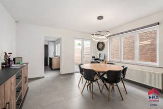 <p><strong>Ben je op zoek naar een instapklare woning met mogelijks 3 slaapkamers, oprit en grote tuin in Aalst? Gevonden!</strong><br />Deze verzorgde woning geniet van een uitstekende ligging met een vlotte verbinding naar alle nodige voorzieningen. Winkels, scholen, openbaar vervoer en het ziekenhuis bevinden zich letterlijk binnen handbereik. Bovendien bevindt de woning zich op een boogscheut van de R41 en dankzij de nieuwe fietstunnel ben je in slechts enkele minuten in het centrum van de stad. Ook buiten heeft deze eigendom heel wat te bieden, met een makkelijk te onderhouden grote tuin, een aangenaam terras en een praktische toegang langs de achterzijde. Extra troeven zijn de vernieuwde keuken, badkamer en vloeren (2022), de conforme elektriciteit tot 2048 en de reeds uitgevoerde energetische verbeteringen zoals extra isolatie in de plafonds &amp;amp; berging én een volledig vernieuwd en geïsoleerd plat dak. Hierdoor ligt het werkelijke energieverbruik vandaag lager dan het EPC van 2021 doet vermoeden.</p>

<p>Via de inkomhal kom je in de lichtrijke leefruimte van 34 m², die aansluit op de geïnstalleerde keuken met vaatwas en de praktische berging/wasplaats met extra toilet. Vanuit de woning heb je een mooie connectie met buiten, waar je naast het terras en de ruime tuin ook nog beschikt over een extra buitenberging van 14m². Op de verdieping bevinden zich twee slaapkamers van 16m² en 9 m², samen met de vernieuwde badkamer van 8m². De zolderverdieping van 23 m² is bereikbaar via een vaste trap en biedt nog heel wat mogelijkheden, waaronder het creëren van een volwaardige derde slaapkamer.</p>