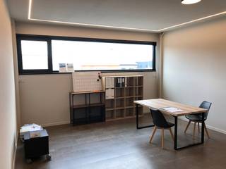 Dit moderne complex genaamd Health & Training Center Schiervelde biedt een instapklare kantoorruimte te huur in Roeselare. Met een oppervlakte van ca. 27 m² is dit privékantoor uitermate geschikt voor vrije beroepen, een schoonheidssalon of een nagelsalon. Dit multifunctionele bedrijfsvastgoed is vlot bereikbaar en biedt een professionele basis voor uw onderneming.<br /><br />Het kantorencomplex is vlot bereikbaar via de Rijksweg of de Westlaan. Gelegen in de regio Schiervelde te Roeselare bevindt dit pand zich langs een drukke invalsweg, wat zorgt voor een uitstekende visibiliteit en vlotte verbindingen.<br /><br />Indeling van het pand:<br />Het kantoor bevindt zich op de eerste verdieping en heeft een oppervlakte van ca. 27 m². Bij de huur van deze kantoorruimte te huur in Roeselare is het gemeenschappelijke gebruik en het onderhoud van de volgende gedeelde ruimtes inbegrepen:<br /><br />- Gezamenlijke inkomhal<br /><br />- Comfortabele wachtzaal<br /><br />- Ingerichte keuken<br /><br />- Sanitair<br /><br />Troeven van dit kantoor van ca. 27 m²:<br /><br />- Parkeerplaatsen voor de deur zijn inbegrepen in de huurprijs<br /><br />- Onderhoud en gebruik van de gedeelde faciliteiten inclusief<br /><br />- Strategische ligging naast een apotheker en paramedische diensten in Roeselare<br /><br />Bent u op zoek naar bedrijfsvastgoed bestaande uit een kantoorruimte te huur in Roeselare? Aarzel dan niet om ons te contacteren op het nummer 051 21 22 23.<br /><br />Dit betreft een terbeschikkingstelling van kantoren met diensten.