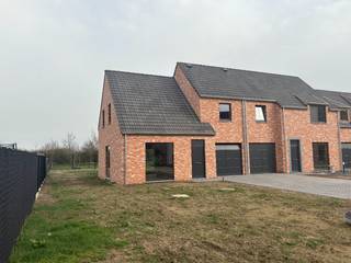 Deze charmante landelijke nieuwbouwwoning is gelegen vlakbij het centrum van Maldegem. <br />De tuin is oostelijk georiënteerd en kijkt op de nieuw aangelegde groenzone. <br />De woning geniet van een optimale woningindeling met op het gelijkvloers een inpandige garage, een inkomhal met gastentoilet en een lichtrijke leefruimte met open keuken. <br />Op de eerste verdieping bevinden zich 3 slaapkamers, een dressing en een badkamer met bad + inloopdouche. De praktische zolder is toegankelijk met een uitschuifbare zoldertrap. Deze woning is ondertussen in volle opbouw, de afwerking kan door u zelf of door ons gebeuren. Standaard zijn sowieso energiezuinige technieken inbegrepen: er is geluidswerende beglazing, een warmtepomp, ventilatie D en vloerverwarming op beide verdiepingen voorzien. <br /><br />Zie jij jezelf hier wonen? We begeleiden je graag op weg naar je nieuwe (t)huis. Contacteer ons 0470 50 50 50 of info@futurimmo.be.