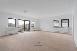 SCHRIJF JE IN VIA DE WEBSITE VOOR DE BEZOEKDAG OP 20/07!<br /><br />Ontdek de perfecte plek om thuis te noemen! Dit uitzonderlijke, recent gerenoveerde appartement van 140m² bevindt zich in het bruisende hart van Lokeren, met een adembenemend uitzicht op zowel het marktplein als het iconische Postgebouw. <br /><br />Met drie ruime slaapkamers biedt dit appartement voldoende ruimte voor jou en je gezin zonder in te boeten aan comfort en privacy. Heldere, open ruimtes, badend in natuurlijk licht, scheppen de ideale omgeving om met vrienden samen te komen, te onthaasten na een lange werkdag en simpelweg voluit te genieten van het gezinsleven.<br /><br />Elk aspect van dit appartement weerspiegelt elegantie en degelijkheid, van de fraai afgewerkte kamers tot de details die doorheen het gehele appartement zijn terug te vinden. Maar ongetwijfeld is de kroonjuweel van deze woning het fenomenale vergezicht op het Postgebouw en het levendige marktplein, dat wordt sierlijk doorkruist door de Durme – uitzonderlijke schoonheid die je vanuit de enthousiasme van je eigen woonkamer kunt bewonderen.<br /><br />Woon in het centrum van alles wat Lokeren te bieden heeft? Contacteer ons voor verdere informatie en laat dit appartement dat klaar is voor jouw stempel, groeien van een droom naar werkelijkheid.