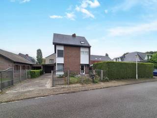 <p>Deze ruime woning is gelegen in de Buerstedewijk, richting Hemiksem, en geniet van een vlotte bereikbaarheid dankzij de nabijheid van openbaar vervoer en belangrijke verbindingswegen.</p>
<p>Via de inkomhal met gastentoilet komt u terecht in de aangename leefruimte. Aansluitend bevindt zich de ruime veranda, die voor veel natuurlijk licht zorgt en uitkijkt op de gezellige tuin. De keuken werd vernieuwd in 2021 en biedt toegang tot de praktische kelder.</p>
<p>Buiten beschikt de woning over een aangename tuin waar u in alle rust van de zon kunt genieten. De tuin bevindt zich in bouwzone, wat de mogelijkheid biedt om uit te bouwen (mits goedkeuring van Stedenbouw).</p>
<p>Op de eerste verdieping bevinden zich drie volwaardige slaapkamers en een badkamer uitgerust met ligbad, toilet en wasmeubel.</p>
<p>De tweede verdieping biedt nog een bijzonder ruime vierde slaapkamer. Dankzij de royale oppervlakte kan deze perfect worden opgedeeld in twee afzonderlijke ruimtes, ideaal als extra slaapkamer, bureau of hobbyruimte.</p>
<p>Ook aan parkeergelegenheid geen gebrek: de wagen kan eenvoudig geparkeerd worden in de garage of op de eigen oprit. Via de garage is er ook een afzonderlijke toegang tot de woning.</p>
<p>Troeven:</p>
<ul>
<li>Zonnepanelen</li>
<li>Thuisbatterij</li>
<li>Residentiële wijk</li>
<li>Vlakbij verbindingswegen</li>
<li>Veel vernieuwd de laatste jaren</li>
</ul>
<p></p>
<p>Deze woning is te koop ZONDER makelaar via het concept van Smart Houses! Wenst u verdere inlichtingen of een bezoek? Contacteer rechtstreeks de eigenaar via +32494177413</p>