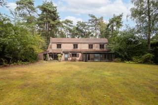 Ruime villa op wandelafstand van <strong>Sint-Ludgardis.</strong><br /><br /><strong>Indeling:</strong> Inkomhal met toilet; kantoor met kasten, grote L-vormige living met 2 zithoeken en eethoekn haard, veranda, keuken met eethoek, waskamer, dubbele garage.<br />Verdieping: ruime overloop, heel grote hoofdslaapkamer met kasten en badkamer, 2 grote slaapkamers met kasten, 4e kleine kamer, apart toilet, 2e badkamer.<br /><br /><strong>Bijzonderheden:</strong>
<ul>
<li>Uitzonderlijk veel <strong>privacy</strong> met eigen bos achteraan en perfect op het zuiden georiënteerd.</li>
<li>Woning dient vernieuwd te worden.</li>
<li><strong>Rustige lei </strong>met veel groen in de omgeving</li>
<li>Open en overdekt terras met haard.</li>
<li>Carport.</li>
<li>Elektrische toegangspoort.</li>
</ul>