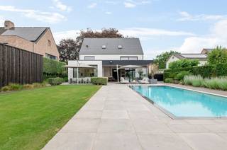 Luxury villa with pool and pool house near the center of HoogstratenOn a quiet but central location near the center of Hoogstraten, this spacious...