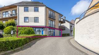 <p>Commercial space/office of 207 m² at ground floor level and +/- 65 m² on the lower floor, ideally located in the heart of Itterbeek (Dilbeek), along the Itterbeeksebaan and Dorpstraat. <br /><br />This building, constructed in 2003, has been fully occupied at ground floor level ever since, housing medical practices, shops and professional offices. The upper floors are fitted out as several apartments.</p><p></p><p>This office is exceptionally spacious and features a large open-plan area with reception space, print/archive corner, separate male/female sanitary facilities, two large enclosed offices/meeting rooms and a fitted kitchenette with dining area. A lower floor, painted and finished with quality tiled flooring, accessible by stairs, is also included in the sale for an area of approximately 65 m².</p><p></p><p>A private underground parking space is also included in the sale.</p><p></p><p>The property has been carefully maintained and is perfectly move-in ready for a variety of uses: office, commercial business, (para)medical professions, care institution or other.</p><p></p><p>The offices are available vacant upon signing of the authentic deed and are located in close proximity to public transport, the R0, the E40 and public parking facilities.</p><p></p><p>Interested? Contact us for more information or plan your visit via living-stone.be.</p>