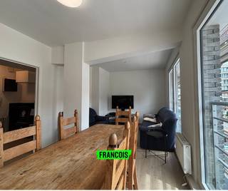 Dit appartement is gelegen aan het casinoplein, op nog geen 50 meter van zee en strand. Het bevindt zich in het centrum van Blankenberge, maar toch in een zeer rustige omgeving. Winkels, restaurants en scholen zijn gemakkelijk te voet bereikbaar.<br /><br />We treffen dit appartement aan via de trappenhal of de lift op het eerste verdieping de residentie. In de inkomhal is er plaats voor een vestiaire. De leefruimte beschikt over een geïnstalleerde keuken die naadloos aansluit op het woongedeelte. Via een nachthal, bereikbaar vanuit de woonkamer, heeft u toegang tot de slaapvertrekken. Het appartement beschikt over twee ruime slaapkamers en één aparte badkamer, uitgerust met een vernieuwde douche en een enkele wastafel, hier vindt men ook de wasmachine en droogkast. Verder vinden we nog een handige aparte berging en een toilet apart.<br /><br />Een grote meerwaarde is de recent vernieuwde gevel, gecombineerd met volledig vernieuwde ramen.<br /><br />Het appartement kan gemeubeld gehuurd worden en kan eventueel ook als tweedeverblijf.<br /><br />Aarzel niet en plan vandaag nog uw bezoek!<br /><br />Provisie: €80/maand voor de gemeenschappelijke lasten<br /><br />Beschikbaar: Onmiddelijk<br /><br />