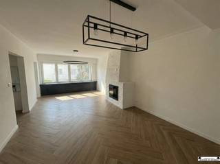 <p><span>Centraal gelegen woning nabij het centrum van Brasschaat.</span></p><p><span>U betreedt de woning via een ruime inkomhal met aparte vestiaire, een praktische bergruimte onder de trap en een toegangsdeur naar de ruime garage.</span></p><p><span>Op de eerste verdieping bevindt zich een apart toilet en een leefruimte van ongeveer 30 m². <br />Aansluitend is er een klein terras met zicht op de tuin. <br />De keuken is uitgerust met een gasfornuis, dubbele spoelbak en koelkast.</span></p><p><span>De tweede verdieping telt twee slaapkamers:</span></p><ul><li><span>Slaapkamer 1: ca. 20 m²</span></li><li><span>Slaapkamer 2: ca. 14 m²</span></li></ul><p><span>Daarnaast is er een badkamer met badkamermeubel en ligbad.</span></p><p><span>Op het gelijkvloers beschikt u over een ruime garage van ongeveer 25 m² en een aparte wasplaats.</span></p><p><span>De woning heeft een ruime tuin met zuidoriëntatie. <br />Achteraan in de tuin bevindt zich een tuinhuis.</span></p><p><span>Verder is de woning voorzien van rolluiken, PVC-ramen met dubbele beglazing en een nieuwe cv-installatie die werd geplaatst in 2025.<br /><br /></span></p><p><span>De woning is beschikbaar vanaf 1/9/2026</span></p><p><span>Huurwaarborg bedraagt 3 maanden</span></p>