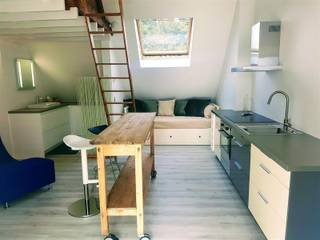 Recente LOFT studio/appartement gelegen op 2de verdieping in een rustige doch zeer centrale residentiële omgeving. Bestaande uit volledig geïnstalleerde keuken, zithoek, projector, dressing, toilet, mezzanine met slaaphoek, instapdouche, lavabo met meubel, prachtig terras, en fietsenstalling. De studio werd volledig ingericht alsook voorzien van meubels, bestek, borden, enz.... Prijs inclusief verbruik van water, gas en elektriciteit... (650 euro + 125 euro/maand = 775 euro per maand) Ideaal voor student, expat, buitenlandse werknemer, grote bedrijven, enz.... Beschikbaar voor 1 jaar van 15/09/2026 tot 30/09/2027.