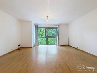 <p>Instapklaar goed geïsoleerd appartement in het hartje van Brasschaat.<br />Inkomhal met aparte berging voor wasmachine en droogkast. Woon- en eetkamer (ca. 32m²) op laminaatvloer met een open ingerichte keuken voorzien van een eiland. De keuken is voorzien van een kookfornuis, dampkap, oven, vaatwasmachine en koelkast. 2 Slaapkamers (ca. 18m² - 6m²) op laminaatvloer. De masterbedroom geeft toegang tot het terrasje. Ingerichte badkamer voorzien van ligbad met douchemogelijkheid, badkamermeubel en toilet. Dit appartement is op loopafstand gelegen van alle winkels, het park en openbaar vervoer. <br />Het eigendom beschikt over centrale verwarming op gas, nieuwe elektriciteit, dubbele beglazing aluminium. Een verzorgd klein gebouw met lage onkosten en individuele meters. Beschikbaar vanaf 1 juli 2026.</p>