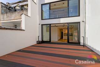 Casalina Real Estate heeft het genoegen u exclusief dit prachtig gerenoveerd en luxueus appartement te koop aan te bieden, gelegen op de...