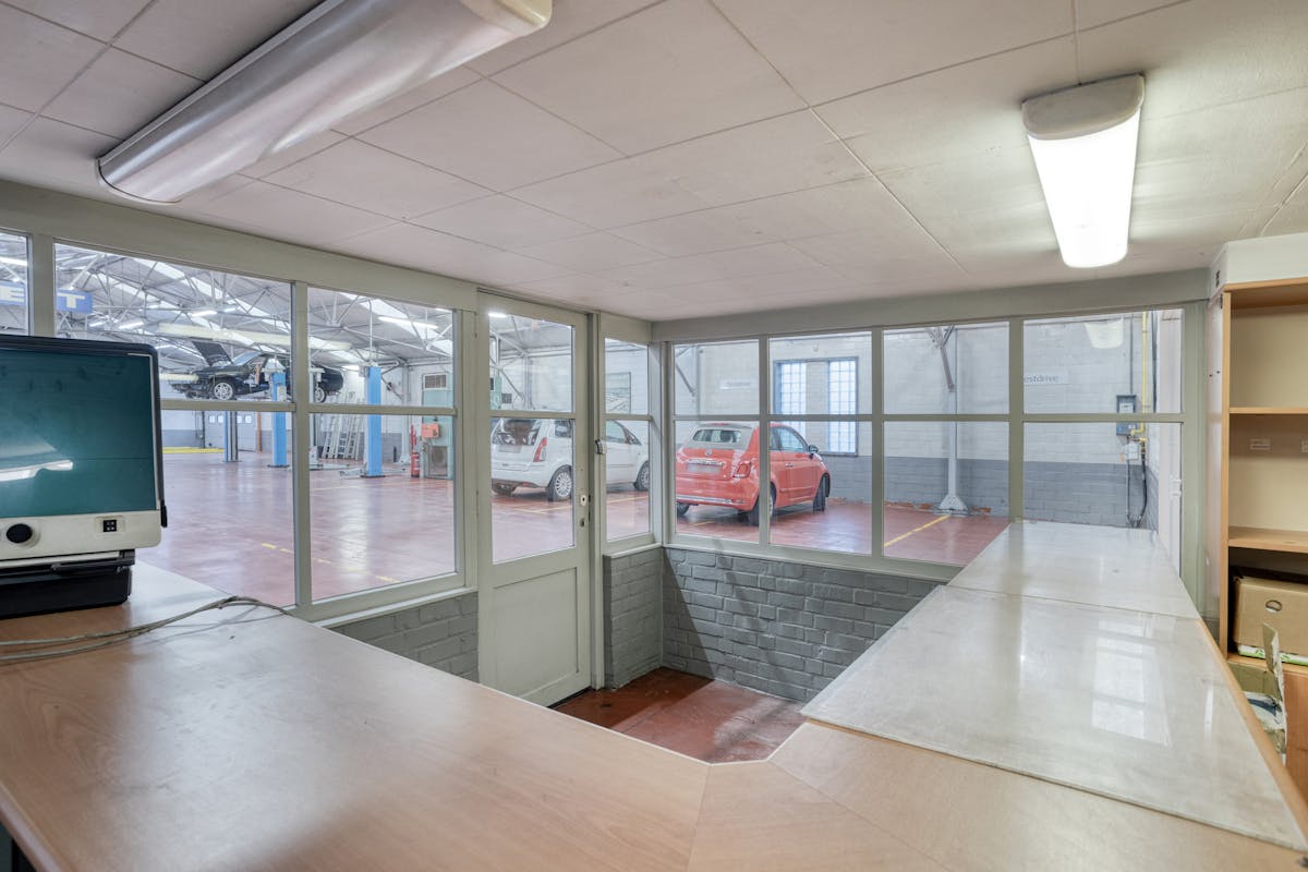 Warehouse with showroom for rent in Izegem - photo 4
