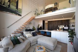 Dit lichtrijke duplex appartement is ideaal gelegen op wandelafstand van het centrum van Gent en biedt een aangename combinatie van ruimte en comfort.<br /><br />Bij het betreden van het appartement komt u terecht in een lichtrijke leefruimte met grote raampartijen en een open, volledig uitgeruste keuken. De moderne keuken is afgewerkt met kwalitatieve toestellen en biedt bovendien een praktische berging. Op deze verdieping bevindt zich eveneens een gastentoilet, een eerste slaapkamer en een bijzonder ruim en zonnig terras, waar het heerlijk vertoeven is in alle rust.<br /><br />De bovenverdieping straalt luxe en functionaliteit uit. De mezzanine vormt de perfecte plek voor een bureau of creatieve werkruimte. De recent (2025) volledig vernieuwde badkamer is stijlvol ingericht met een inloopdouche en dubbele lavabo. Daarnaast vindt u een nachthal met ingemaakte kasten, een tweede toilet, een dressing, een tweede volwaardige slaapkamer en een aparte berging met aansluiting voor wasmachine en droogkast.<br /><br />Het appartement beschikt bovendien over een privatieve kelderberging en biedt de mogelijkheid om een ondergrondse parkeerplaats bij te huren aan €100 per maand.<br /><br />•Beschikbaar vanaf 01/08/2026 <br />•Algemene kosten: €150/maand <br />•Individuele tellers voor elektriciteit, gas en water<br /><br />EPC A - 20260429-0003858898-RES-1