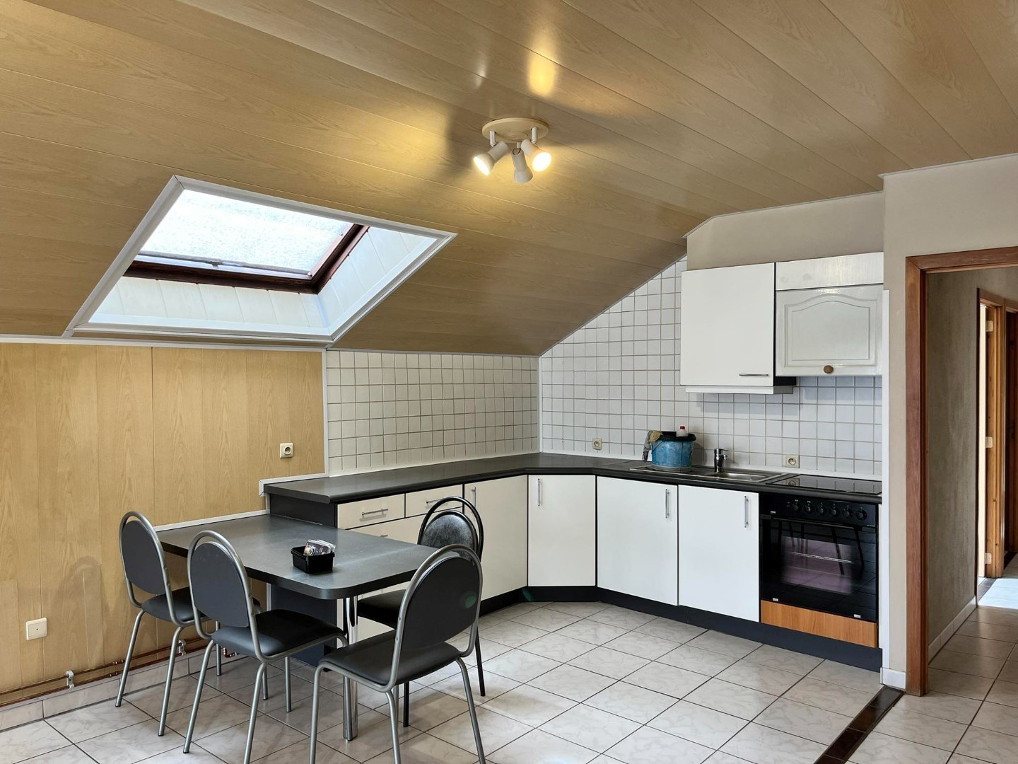 Ruim appartement met 2 slaapkamers en autostaanplaats te Leke - foto 4