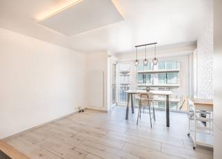 Renovated studio for sale in the Zandkreek residence. This residence is located on the newly renovated Sint-Idesbaldusstraat in Koksijde and enjoys an excellent location: the beach is just 150 meters away, while the commercial center of Koksijde is also within walking distance.<br /><br />This move-in-ready studio has been practically and comfortably laid out as follows: entryway with closet space | bright living area | fully equipped kitchen | bathroom with shower, vanity sink, and toilet | large storage room.<br /><br />In addition, the building features a communal bicycle storage area, and the studio comes with a private basement storage unit. In addition, the elevator was replaced and the building underwent a facade renovation.<br /><br />An added bonus: there are no fewer than 6 shared parking spaces in front of the building.<br /><br />Are you looking for a cozy, move-in-ready home near the sea? Don’t hesitate to contact us for more information or to schedule a visit.