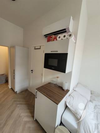 <p><span>Kleinschalige studentenresidentie met 8 kamers.</span></p><p><span> </span></p><p><span>Dit gebouw werd volledige onder handen genomen en zeer kwalitatief afgewerkt. De kamers zijn voorzien van een individuele airco unit om zowel in de zomer als Winter te genieten van een optimaal comfort. De badkamers zijn allen voorzien van een douche, wastafel en toilet. De toegang gebeurt met elektronische sloten,  optimale veiligheid en gebruiksvriendelijk. </span></p><p><span> </span></p><p><span>Op verdieping -1 is er een gezellige ontspanningsruimte en gemeenschappelijke keuken voorzien van alle comfort. Door deze ligging op -1 is dit ook perfect afgescheiden van de andere ruimtes om geluidsoverlast tegen te gaan.</span></p><p><span> </span></p><p><span>De getoonde foto's geven de sfeer, afwerkingskwaliteit en materiaalkeuzes weer.  Deze zijn echter niet van deze residentie omdat hier nog de laatste werken bezig zijn.</span></p><p><span> </span></p><p><span>Wordt jij de eerste bewoner van deze kamer? Neem snel contact op met <span>student@immolivit.be</span></span><span> of vraag een afspraak aan via onze website</span></p><p><span> </span></p>