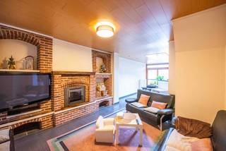 Deze instapklare rijwoning is gunstig gelegen nabij het centrum van Deerlijk.U komt binnen in de inkomhal met doorgang naar de garage, die uitgerust...