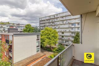 <p><span>1-slaapkamerappartement met terras en gunstig EPC in de Groenenhoek</span></p><p><span> </span></p><p><span>Op de vierde verdieping van een verzorgd gebouw bevindt zich dit lichtrijke 1-slaapkamerappartement van ca. 60 m² met terras, gelegen in de Valkenputstraat 58 in Borgerhout. </span></p><p><span> </span></p><p><span>Locatie</span></p><p><span> </span></p><p><span>Dit aangename appartement is gelegen in de Valkenputstraat in het hart van de gegeerde wijk Groenenhoek, in Borgerhout.</span></p><p><span>De ligging is bijzonder gunstig: rustig wonen met alle voorzieningen binnen handbereik. Op wandelafstand bevindt zich het groene Te Boelaerpark, ideaal voor ontspanning, sport en wandelen. Daarnaast geniet je van een vlotte verbinding met het centrum van Antwerpen, openbaar vervoer, scholen en winkels in de directe omgeving.</span></p><p><span> </span></p><p><span>Indeling</span></p><p><span>Je komt binnen in de inkomhal die toegang geeft tot alle ruimtes van het appartement.</span></p><p><span>Via een dubbele deur links betreed je de lichtrijke leefruimte, afgewerkt met blokjesparket. Deze aangename ruimte biedt voldoende plaats voor een gezellige zithoek en een grote eettafel. De open keuken met warm houten werkblad is geïntegreerd in de leefruimte in L-vorm en uitgerust met alle nodige toestellen en opbergruimte.</span></p><p><span>Vanuit de leefruimte heb je toegang tot het terras via een schuifdeur, een fijne buitenruimte waar je rustig kan genieten.</span></p><p><span>Verder in de inkomhal bevindt zich de ruime slaapkamer, voorzien van ingebouwde kasten. De ramen werden recent vernieuwd, wat bijdraagt aan comfort en energiezuinigheid.</span></p><p><span>De badkamer is volledig betegeld en uitgerust met een ligbad met douchemogelijkheid, en biedt daarnaast plaats voor een wasmachine en droogkast. Verder is er nog een apart gastentoilet.</span></p><p><span> </span></p><h2><span>Troeven</span></h2><ul><li><span>Gunstig EPC-label B </span></li><li><span>Asbestveilig </span></li><li><span>Elektrische installatie conform </span></li><li><span>Lichtrijk appartement </span></li><li><span>Volwaardig terras met schuifdeur </span></li><li><span>Gegeerde ligging in de Groenenhoek </span></li><li><span>Recent vernieuwde ramen in de slaapkamer </span></li><li><span>Interessant als investering / opbrengsteigendom </span></li></ul><p><span> </span></p><p><span>Dankzij de combinatie van een sterke ligging, goede energieprestaties en praktische indeling is dit appartement niet alleen ideaal als eerste woonst, maar ook bijzonder interessant als zorgeloze investering met aantrekkelijk verhuurpotentieel.</span></p>