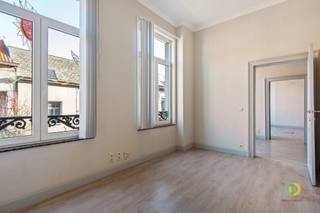 <p><span>Gelegen in het bruisende hart van Vilvoorde bevindt zich deze uitstekend gelegen kantoorruimte met tal van mogelijkheden. Het gebouw beschikt over twee volwaardige verdiepingen die flexibel kunnen worden ingericht als kantoor- of praktijkruimte, volledig afgestemd op uw professionele noden. De hoge plafonds en de overvloedige natuurlijke lichtinval zorgen voor een aangename en inspirerende werkomgeving, terwijl het karakter van het pand extra cachet toevoegt aan uw bedrijfs uitstraling. Aan de achterzijde van het gebouw zijn bovendien vier privatieve staanplaatsen beschikbaar, die optioneel kunnen worden bij gehuurd een absolute troef in het stadscentrum. Interesse? Neem vrijblijvend contact met ons op voor een bezoek!</span></p>