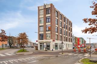 Volledig gerenoveerd en lichtrijk 1-slaapkamerappartement in DeurneOp zoek naar een instapklaar appartement met veel licht en modern comfort? Dit...